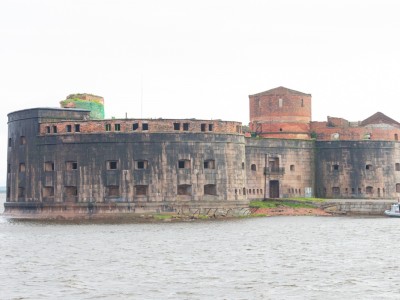 I bring to your attention an excellent water tour of the Forts of the Gulf of Finland, the rivers and canals of St. Petersburg