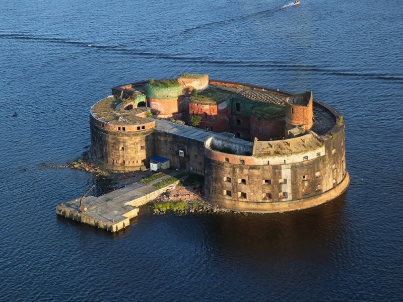 I bring to your attention an excellent water tour of the Forts of the Gulf of Finland, the rivers and canals of St. Petersburg