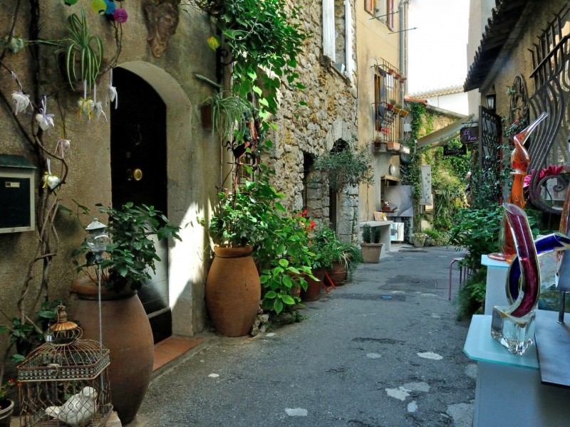 The Western of the French Riviera and its Hilltop Villages