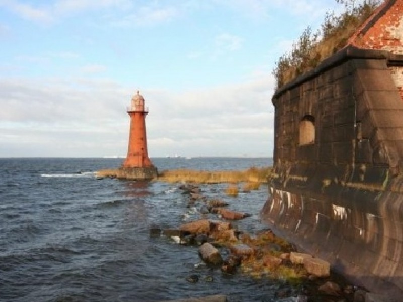 I bring to your attention an excellent water tour of the Forts of the Gulf of Finland, the rivers and canals of St. Petersburg