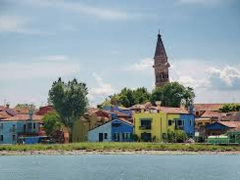 Venice islands in a private boat: Murano &Burano. Experience Glass and Lace making process and enjoy a tasty stop!