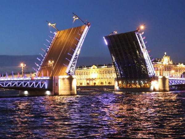 Individual excursions and tours to Saint-Petersburg Russia; Rent a boat with a tour with the captain and guide for 2 hours