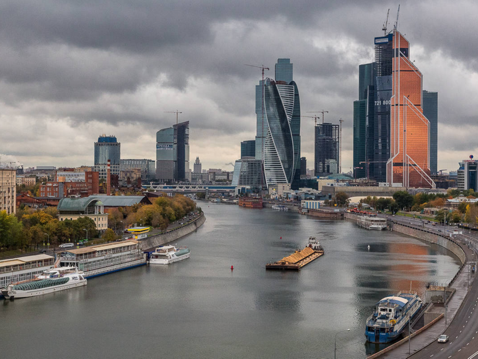 Города становится все более и. Москва. Москва Сити река. Москва Сити 8к. Москоу Сити набережная.