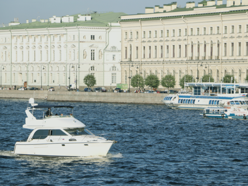 Individual excursions and tours to Saint-Petersburg Russia; Rent a boat with a tour with the captain and guide for 2 hours