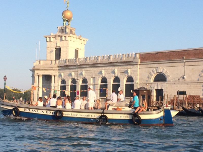 Sliding on the Grand Canal. A guided tour aboard a private taxi along the Grand Canal, the internal canals and a piece of the Venetian lagoon. The city on the water with the privileged eye of those who live it.