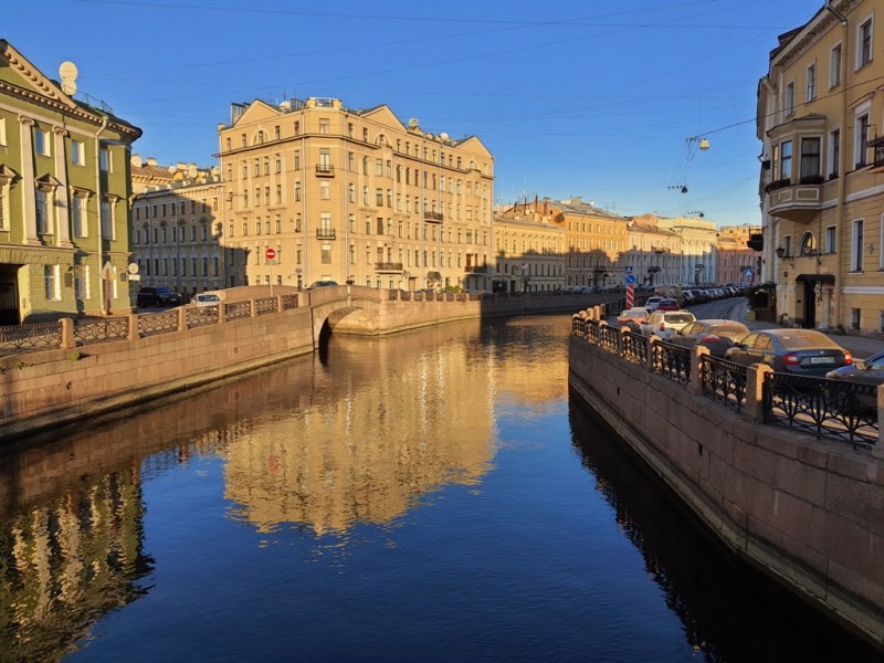 Individual excursions and tours to Saint-Petersburg Russia; Rent a boat with a tour with the captain and guide for 2 hours