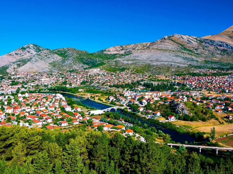 All seasons discovery Bosnia 4 days tour from Sarajevo. Private tour from Monterrasol Travel in minivan. Off the beaten path travel in Bosnia.