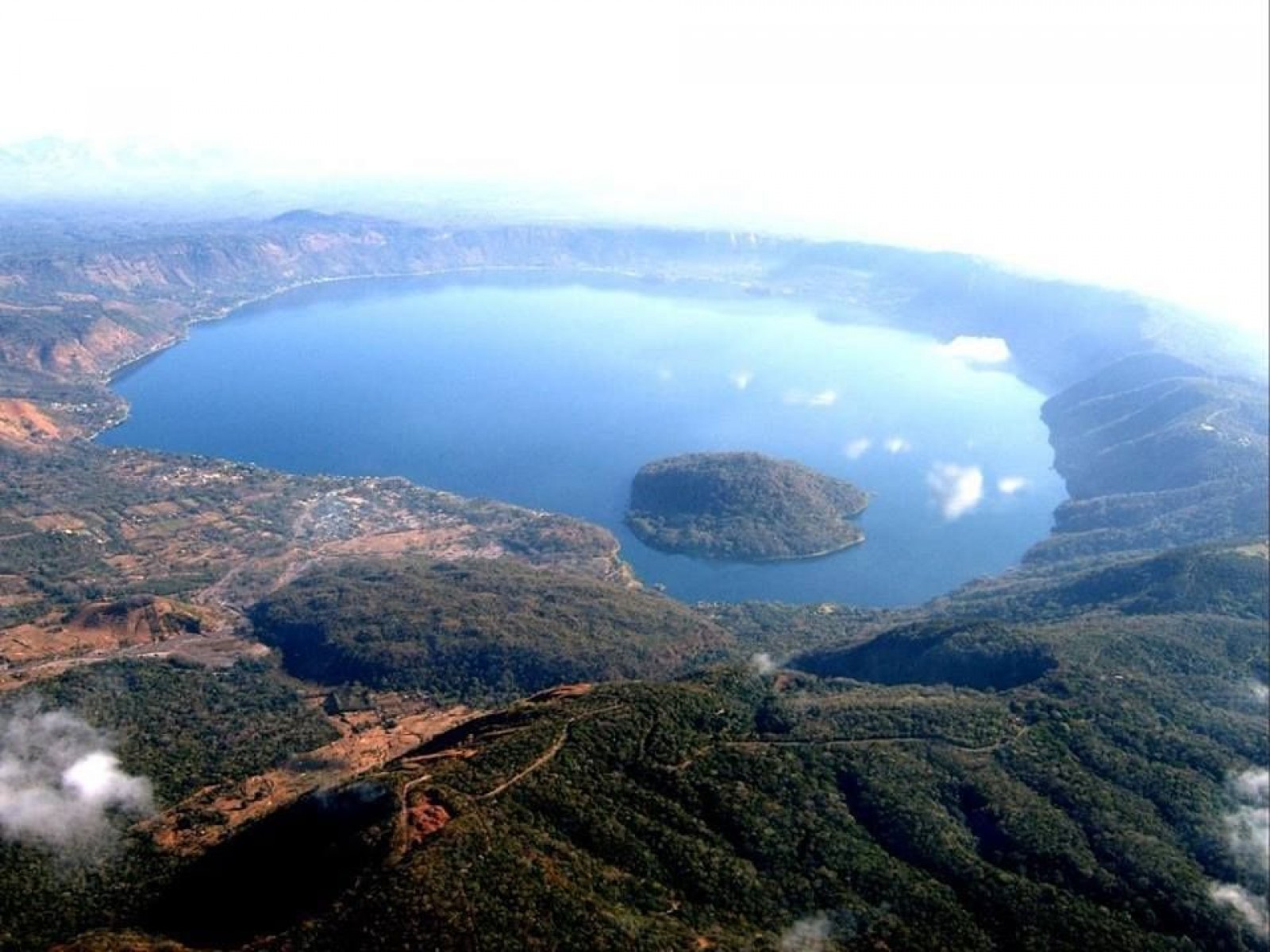 Озеро эль. Озеро Илопанго в Сальвадоре. Озеро Коатепеке в Сальвадоре. Озеро Гуиха Сальвадор. Илопанго (озеро).